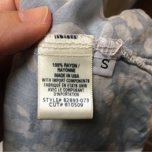 BELLA Dahl Blue White Floral Button Up Hipster Blouse - Picture 6 of 7